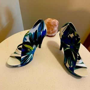 Blue and white flower woman design heels